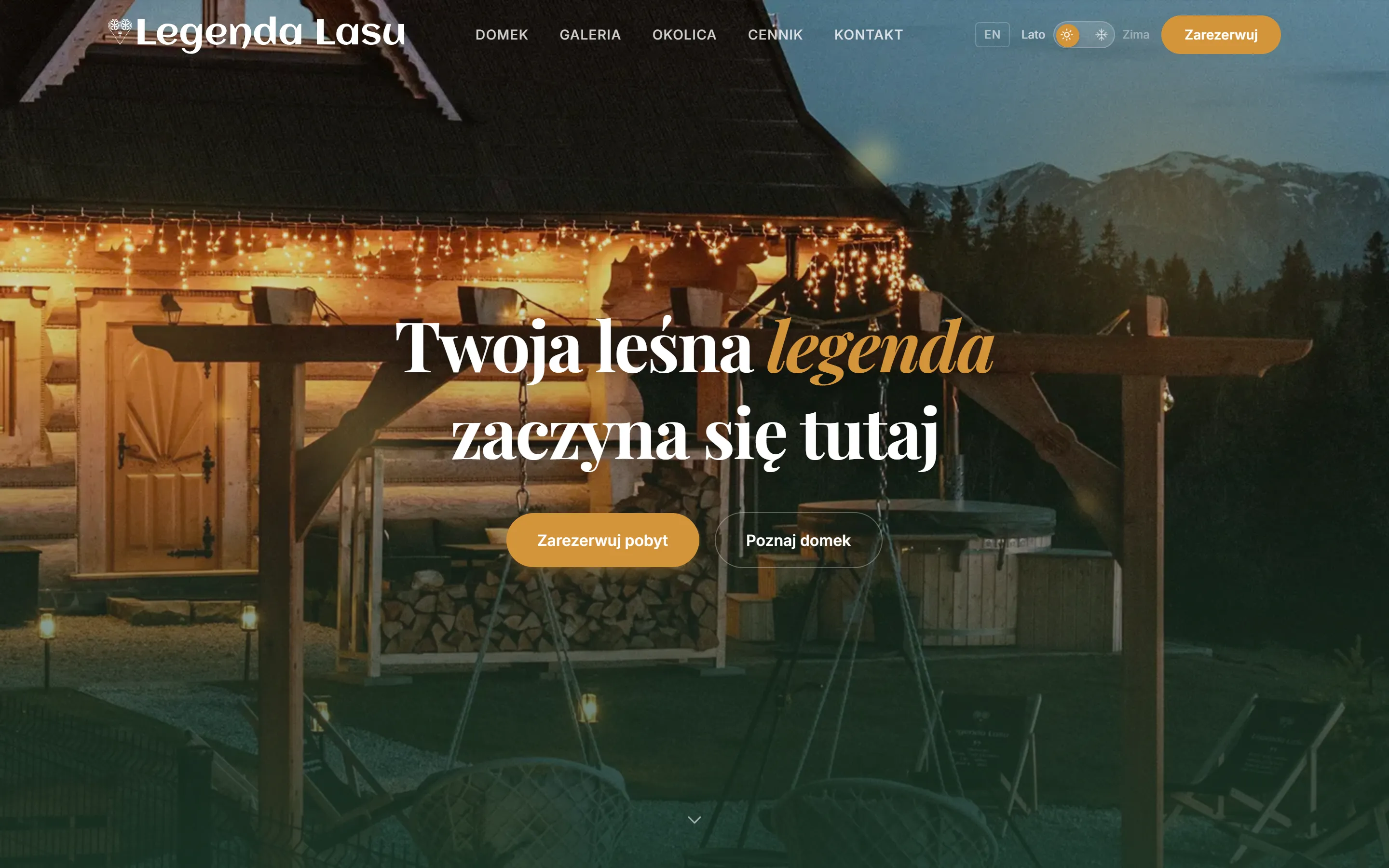 Strona główna Legenda Lasu w wersji letniej: rozświetlony góralski domek o zmierzchu z balią i przyciskiem rezerwacji